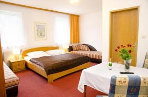 [P02] Pension Parzer Pressbaum bei Wien - camera de familie » foto by sunflower <span class="label label-default labelC_thin small">NEVOTABILĂ</span>
