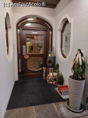 [P27] Klingler Hotel; intrarea spre lobby » foto by crismis
 - 
<span class="allrVoted glyphicon glyphicon-heart hidden" id="av1428300"></span>
<a class="m-l-10 hidden" id="sv1428300" onclick="voting_Foto_DelVot(,1428300,28553)" role="button">șterge vot <span class="glyphicon glyphicon-remove"></span></a>
<a id="v91428300" class=" c-red"  onclick="voting_Foto_SetVot(1428300)" role="button"><span class="glyphicon glyphicon-heart-empty"></span> <b>LIKE</b> = Votează poza</a> <img class="hidden"  id="f1428300W9" src="/imagini/loader.gif" border="0" /><span class="AjErrMes hidden" id="e1428300ErM"></span>
