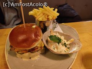 [P10] Cafe-Restaurant Klingler; burger cu pulled pork » foto by crismis
 - 
<span class="allrVoted glyphicon glyphicon-heart hidden" id="av1428333"></span>
<a class="m-l-10 hidden" id="sv1428333" onclick="voting_Foto_DelVot(,1428333,28555)" role="button">șterge vot <span class="glyphicon glyphicon-remove"></span></a>
<a id="v91428333" class=" c-red"  onclick="voting_Foto_SetVot(1428333)" role="button"><span class="glyphicon glyphicon-heart-empty"></span> <b>LIKE</b> = Votează poza</a> <img class="hidden"  id="f1428333W9" src="/imagini/loader.gif" border="0" /><span class="AjErrMes hidden" id="e1428333ErM"></span>