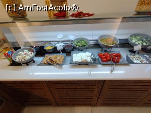 [P26] O nouă dimineață cu mic dejun copios: măsline, salată de roșii cu brânză, cremă de frișcă și ciocolată, salată verde, porumb dulce, brânză, salată de legume, castraveți tăiați rondele, roșii tăiate, pui Tikka, unt și margarină. » foto by ovidiuyepi
 - 
<span class="allrVoted glyphicon glyphicon-heart hidden" id="av1430885"></span>
<a class="m-l-10 hidden" id="sv1430885" onclick="voting_Foto_DelVot(,1430885,28575)" role="button">șterge vot <span class="glyphicon glyphicon-remove"></span></a>
<a id="v91430885" class=" c-red"  onclick="voting_Foto_SetVot(1430885)" role="button"><span class="glyphicon glyphicon-heart-empty"></span> <b>LIKE</b> = Votează poza</a> <img class="hidden"  id="f1430885W9" src="/imagini/loader.gif" border="0" /><span class="AjErrMes hidden" id="e1430885ErM"></span>