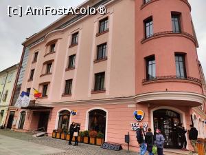 [P01] Clădirea ce găzduiește Old Town Hotel (intrarea în stânga, în plan îndepărtat) și Cafeneaua Tucano » foto by crismis
 - 
<span class="allrVoted glyphicon glyphicon-heart hidden" id="av1433052"></span>
<a class="m-l-10 hidden" id="sv1433052" onclick="voting_Foto_DelVot(,1433052,28601)" role="button">șterge vot <span class="glyphicon glyphicon-remove"></span></a>
<a id="v91433052" class=" c-red"  onclick="voting_Foto_SetVot(1433052)" role="button"><span class="glyphicon glyphicon-heart-empty"></span> <b>LIKE</b> = Votează poza</a> <img class="hidden"  id="f1433052W9" src="/imagini/loader.gif" border="0" /><span class="AjErrMes hidden" id="e1433052ErM"></span>
