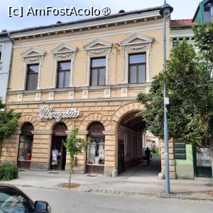 [P01] Odorheiu Secuiesc, Gangul clădirii unde la etaj se văd cele patru ferestre ale celor două apartamente, ale noastre au fost cele din dreapta... » foto by mprofeanu
 - 
<span class="allrVoted glyphicon glyphicon-heart hidden" id="av1436758"></span>
<a class="m-l-10 hidden" id="sv1436758" onclick="voting_Foto_DelVot(,1436758,28629)" role="button">șterge vot <span class="glyphicon glyphicon-remove"></span></a>
<a id="v91436758" class=" c-red"  onclick="voting_Foto_SetVot(1436758)" role="button"><span class="glyphicon glyphicon-heart-empty"></span> <b>LIKE</b> = Votează poza</a> <img class="hidden"  id="f1436758W9" src="/imagini/loader.gif" border="0" /><span class="AjErrMes hidden" id="e1436758ErM"></span>
