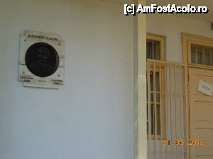 [P05] Dragosloveni - Casa memorială Alexandru Vlahuţă. Placa de marmură cu chipul scriitorului lângă intrarea principală.  » foto by iulianic
 - 
<span class="allrVoted glyphicon glyphicon-heart hidden" id="av465741"></span>
<a class="m-l-10 hidden" id="sv465741" onclick="voting_Foto_DelVot(,465741,28882)" role="button">șterge vot <span class="glyphicon glyphicon-remove"></span></a>
<a id="v9465741" class=" c-red"  onclick="voting_Foto_SetVot(465741)" role="button"><span class="glyphicon glyphicon-heart-empty"></span> <b>LIKE</b> = Votează poza</a> <img class="hidden"  id="f465741W9" src="/imagini/loader.gif" border="0" /><span class="AjErrMes hidden" id="e465741ErM"></span>