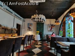 [P18] Cernăuți, Restaurantul Hopachok, Sala Mare mai goală a doua seară, scaunele și mesele erau altfel așezate » foto by mprofeanu
 - 
<span class="allrVoted glyphicon glyphicon-heart hidden" id="av1480838"></span>
<a class="m-l-10 hidden" id="sv1480838" onclick="voting_Foto_DelVot(,1480838,28966)" role="button">șterge vot <span class="glyphicon glyphicon-remove"></span></a>
<a id="v91480838" class=" c-red"  onclick="voting_Foto_SetVot(1480838)" role="button"><span class="glyphicon glyphicon-heart-empty"></span> <b>LIKE</b> = Votează poza</a> <img class="hidden"  id="f1480838W9" src="/imagini/loader.gif" border="0" /><span class="AjErrMes hidden" id="e1480838ErM"></span>