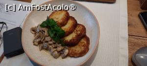 [P24] Cernăuți, Restaurantul Hopachok, Rulouri cu ciuperci » foto by mprofeanu
 - 
<span class="allrVoted glyphicon glyphicon-heart hidden" id="av1480844"></span>
<a class="m-l-10 hidden" id="sv1480844" onclick="voting_Foto_DelVot(,1480844,28966)" role="button">șterge vot <span class="glyphicon glyphicon-remove"></span></a>
<a id="v91480844" class=" c-red"  onclick="voting_Foto_SetVot(1480844)" role="button"><span class="glyphicon glyphicon-heart-empty"></span> <b>LIKE</b> = Votează poza</a> <img class="hidden"  id="f1480844W9" src="/imagini/loader.gif" border="0" /><span class="AjErrMes hidden" id="e1480844ErM"></span>