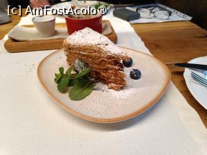[P27] Cernăuți, Restaurantul Hopachok, Tort cu miere de casă, cu cireșe, nuci, smântână » foto by mprofeanu
 - 
<span class="allrVoted glyphicon glyphicon-heart hidden" id="av1480847"></span>
<a class="m-l-10 hidden" id="sv1480847" onclick="voting_Foto_DelVot(,1480847,28966)" role="button">șterge vot <span class="glyphicon glyphicon-remove"></span></a>
<a id="v91480847" class=" c-red"  onclick="voting_Foto_SetVot(1480847)" role="button"><span class="glyphicon glyphicon-heart-empty"></span> <b>LIKE</b> = Votează poza</a> <img class="hidden"  id="f1480847W9" src="/imagini/loader.gif" border="0" /><span class="AjErrMes hidden" id="e1480847ErM"></span>