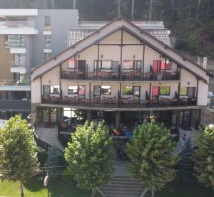 [P02] Pensiunea, în față, hotelul în spate » foto by adrianaglogo <span class="label label-default labelC_thin small">NEVOTABILĂ</span>