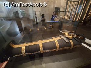 [P18] GEM, Galeriile lui Tutankhamun, Prezentarea modului de împodobire a mumiei aflate în Mormântul din Valea Regilor - Luxor, Pasărea Ba pe piept cu capul regelui și alte ornamente... » foto by mprofeanu
 - 
<span class="allrVoted glyphicon glyphicon-heart hidden" id="av1526962"></span>
<a class="m-l-10 hidden" id="sv1526962" onclick="voting_Foto_DelVot(,1526962,29165)" role="button">șterge vot <span class="glyphicon glyphicon-remove"></span></a>
<a id="v91526962" class=" c-red"  onclick="voting_Foto_SetVot(1526962)" role="button"><span class="glyphicon glyphicon-heart-empty"></span> <b>LIKE</b> = Votează poza</a> <img class="hidden"  id="f1526962W9" src="/imagini/loader.gif" border="0" /><span class="AjErrMes hidden" id="e1526962ErM"></span>