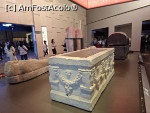 [P82] GEM, Galeria 10, Sarcofag în stil roman, Perioada Romană, în plan secund sarcofagul din șist al unui general, Perioada Ptolemaică » foto by mprofeanu
 - 
<span class="allrVoted glyphicon glyphicon-heart hidden" id="av1527026"></span>
<a class="m-l-10 hidden" id="sv1527026" onclick="voting_Foto_DelVot(,1527026,29165)" role="button">șterge vot <span class="glyphicon glyphicon-remove"></span></a>
<a id="v91527026" class=" c-red"  onclick="voting_Foto_SetVot(1527026)" role="button"><span class="glyphicon glyphicon-heart-empty"></span> <b>LIKE</b> = Votează poza</a> <img class="hidden"  id="f1527026W9" src="/imagini/loader.gif" border="0" /><span class="AjErrMes hidden" id="e1527026ErM"></span>