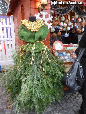 [P06] Târgul de Crăciun - O originală rochie pentru sărbătoarea Crăciunului.  » foto by iulianic
 - 
<span class="allrVoted glyphicon glyphicon-heart hidden" id="av695524"></span>
<a class="m-l-10 hidden" id="sv695524" onclick="voting_Foto_DelVot(,695524,29197)" role="button">șterge vot <span class="glyphicon glyphicon-remove"></span></a>
<a id="v9695524" class=" c-red"  onclick="voting_Foto_SetVot(695524)" role="button"><span class="glyphicon glyphicon-heart-empty"></span> <b>LIKE</b> = Votează poza</a> <img class="hidden"  id="f695524W9" src="/imagini/loader.gif" border="0" /><span class="AjErrMes hidden" id="e695524ErM"></span>