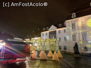 [P16] Intrarea secundară-&icirc;n fundal muzeul și statuia lui Brukenthal » foto by AZE
 - 
<span class="allrVoted glyphicon glyphicon-heart hidden" id="av1341701"></span>
<a class="m-l-10 hidden" id="sv1341701" onclick="voting_Foto_DelVot(,1341701,29199)" role="button">șterge vot <span class="glyphicon glyphicon-remove"></span></a>
<a id="v91341701" class=" c-red"  onclick="voting_Foto_SetVot(1341701)" role="button"><span class="glyphicon glyphicon-heart-empty"></span> <b>LIKE</b> = Votează poza</a> <img class="hidden"  id="f1341701W9" src="/imagini/loader.gif" border="0" /><span class="AjErrMes hidden" id="e1341701ErM"></span>