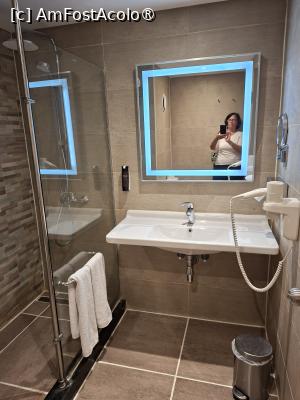 [P18] Cairo, Novotel Cairo Airport Hotel, Camera 222, Baia, Chiuveta cu puține articole de igienă personală dar cu Oglindă pentru ras » foto by mprofeanu
 - 
<span class="allrVoted glyphicon glyphicon-heart hidden" id="av1522005"></span>
<a class="m-l-10 hidden" id="sv1522005" onclick="voting_Foto_DelVot(,1522005,29286)" role="button">șterge vot <span class="glyphicon glyphicon-remove"></span></a>
<a id="v91522005" class=" c-red"  onclick="voting_Foto_SetVot(1522005)" role="button"><span class="glyphicon glyphicon-heart-empty"></span> <b>LIKE</b> = Votează poza</a> <img class="hidden"  id="f1522005W9" src="/imagini/loader.gif" border="0" /><span class="AjErrMes hidden" id="e1522005ErM"></span>