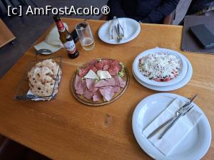 [P27] Prizren, Restaurant - Pizzeria Marashi, Masa noastră în așteptarea felurilor principale, se vede și pâinea casei tare bună... » foto by mprofeanu
 - 
<span class="allrVoted glyphicon glyphicon-heart hidden" id="av1536389"></span>
<a class="m-l-10 hidden" id="sv1536389" onclick="voting_Foto_DelVot(,1536389,29391)" role="button">șterge vot <span class="glyphicon glyphicon-remove"></span></a>
<a id="v91536389" class=" c-red"  onclick="voting_Foto_SetVot(1536389)" role="button"><span class="glyphicon glyphicon-heart-empty"></span> <b>LIKE</b> = Votează poza</a> <img class="hidden"  id="f1536389W9" src="/imagini/loader.gif" border="0" /><span class="AjErrMes hidden" id="e1536389ErM"></span>