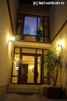 [P20 <small>[FOTO OFICIALĂ, DE PREZENTARE:] </small>] INTRARE VILA 8****