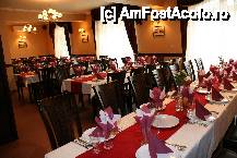 [P10 <small>[FOTO OFICIALĂ, DE PREZENTARE:] </small>] Dragi musafiri mai dispunem de un restaurant de 60 persoane, unde puteÅ£i face cunoÅŸtinÅ£Äƒ cu mÃ¢ncÄƒruri tradiÅ£ionale a bucÄƒtÄƒriei secuieÅŸti, moÅŸtenit de pe vremea stÄƒmoÅŸilor.