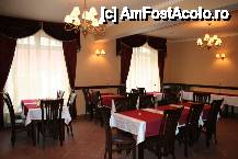 [P03 <small>[FOTO OFICIALĂ, DE PREZENTARE:] </small>] Dragi musafiri mai dispunem de un restaurant de 60 persoane, unde puteÅ£i face cunoÅŸtinÅ£Äƒ cu mÃ¢ncÄƒruri tradiÅ£ionale a bucÄƒtÄƒriei secuieÅŸti, moÅŸtenit de pe vremea stÄƒmoÅŸilor. VÄƒ putem garanta o deservire fÄƒrÄƒcusur.