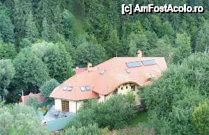 [P02 <small>[FOTO OFICIALĂ, DE PREZENTARE:] </small>] Luat ca din poveÅŸti Ã®ntr-un climat montan vÄƒ aÅŸteaptÄƒ o pensiune cu un nivel de comfort ridicat aranjat cu gust ÅŸi rafinament, care vÄƒ oferÄƒ posibilitatea de odichnÄƒ, recreere ÅŸi distracÅ£ia Ã®n acelaÅŸi timp.