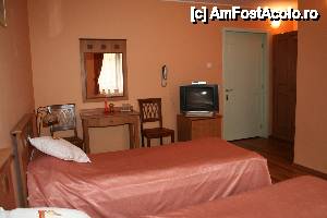 [P03 <small>[FOTO OFICIALĂ, DE PREZENTARE:] </small>] Pensiunea poate caza 44 persoane. LocaÅ£ia are 13 camere dotate la un nivel superior, respectiv 2 apartamente. Fiecare camerÄƒ este dotat cu baie proprie, TV cablu ÅŸi minibar.